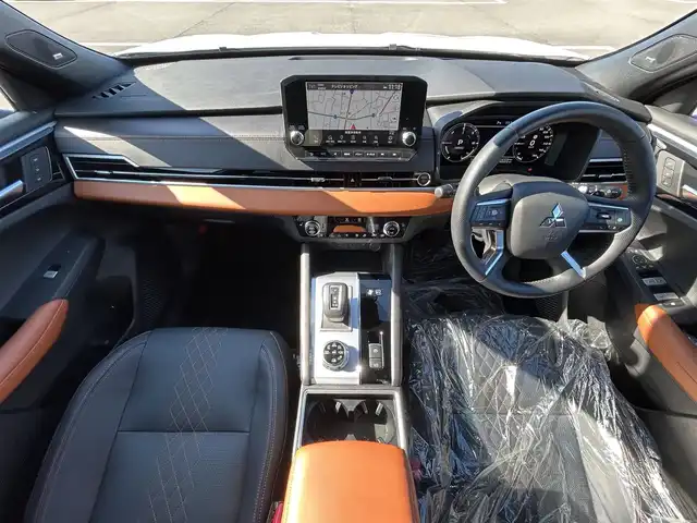 三菱 アウトランダー ＰＨＥＶ P 愛媛県 2024(令6)年 0.4万km ホワイトダイヤモンド 純正ナビ（Bluetooth/AppleCarPlaｙ）/アラウンドビューモニター/ヘッドアップディスプレイ/BOSE製スピーカー/マイパイロット/マッサージ機能（D/N席）/置くだけ充電/全席シートヒーター（サードシート除く)/ステアリングヒーター/シートメモリー/パドルシフト/サンルーフ/パワーシート/純正20インチアルミホイール/純正フロアマット/前後コーナーセンサー/ダウンヒルアシストコントロール/LEDヘッドライト/スマートキー×２