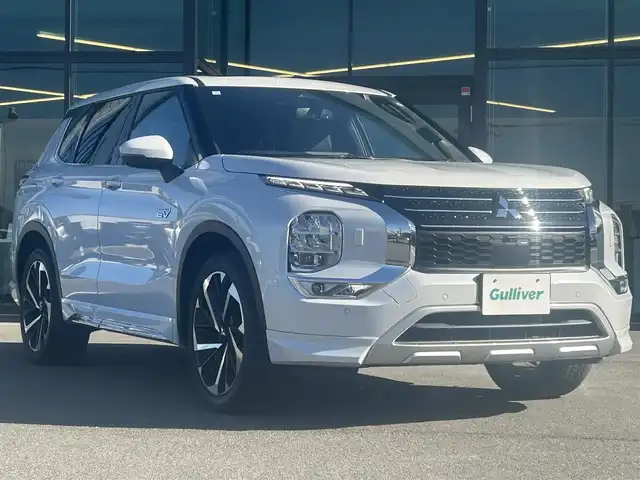 三菱 アウトランダー ＰＨＥＶ P 愛媛県 2024(令6)年 0.4万km ホワイトダイヤモンド 純正ナビ（Bluetooth/AppleCarPlaｙ）/アラウンドビューモニター/ヘッドアップディスプレイ/BOSE製スピーカー/マイパイロット/マッサージ機能（D/N席）/置くだけ充電/全席シートヒーター（サードシート除く)/ステアリングヒーター/シートメモリー/パドルシフト/サンルーフ/パワーシート/純正20インチアルミホイール/純正フロアマット/前後コーナーセンサー/ダウンヒルアシストコントロール/LEDヘッドライト/スマートキー×２