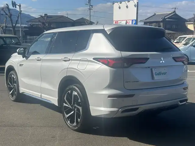 三菱 アウトランダー ＰＨＥＶ P 愛媛県 2024(令6)年 0.4万km ホワイトダイヤモンド 純正ナビ（Bluetooth/AppleCarPlaｙ）/アラウンドビューモニター/ヘッドアップディスプレイ/BOSE製スピーカー/マイパイロット/マッサージ機能（D/N席）/置くだけ充電/全席シートヒーター（サードシート除く)/ステアリングヒーター/シートメモリー/パドルシフト/サンルーフ/パワーシート/純正20インチアルミホイール/純正フロアマット/前後コーナーセンサー/ダウンヒルアシストコントロール/LEDヘッドライト/スマートキー×２