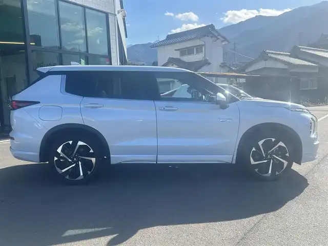 三菱 アウトランダー ＰＨＥＶ P 愛媛県 2024(令6)年 0.4万km ホワイトダイヤモンド 純正ナビ（Bluetooth/AppleCarPlaｙ）/アラウンドビューモニター/ヘッドアップディスプレイ/BOSE製スピーカー/マイパイロット/マッサージ機能（D/N席）/置くだけ充電/全席シートヒーター（サードシート除く)/ステアリングヒーター/シートメモリー/パドルシフト/サンルーフ/パワーシート/純正20インチアルミホイール/純正フロアマット/前後コーナーセンサー/ダウンヒルアシストコントロール/LEDヘッドライト/スマートキー×２