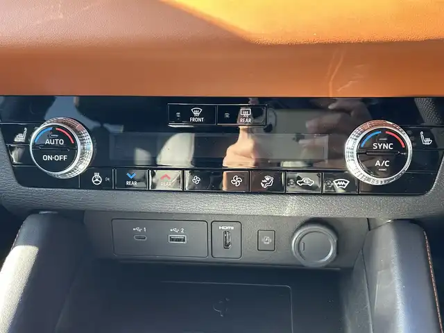 三菱 アウトランダー ＰＨＥＶ P 愛媛県 2024(令6)年 0.4万km ホワイトダイヤモンド 純正ナビ（Bluetooth/AppleCarPlaｙ）/アラウンドビューモニター/ヘッドアップディスプレイ/BOSE製スピーカー/マイパイロット/マッサージ機能（D/N席）/置くだけ充電/全席シートヒーター（サードシート除く)/ステアリングヒーター/シートメモリー/パドルシフト/サンルーフ/パワーシート/純正20インチアルミホイール/純正フロアマット/前後コーナーセンサー/ダウンヒルアシストコントロール/LEDヘッドライト/スマートキー×２