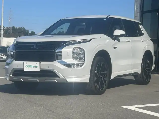 三菱 アウトランダー ＰＨＥＶ P 愛媛県 2024(令6)年 0.4万km ホワイトダイヤモンド 純正ナビ（Bluetooth/AppleCarPlaｙ）/アラウンドビューモニター/ヘッドアップディスプレイ/BOSE製スピーカー/マイパイロット/マッサージ機能（D/N席）/置くだけ充電/全席シートヒーター（サードシート除く)/ステアリングヒーター/シートメモリー/パドルシフト/サンルーフ/パワーシート/純正20インチアルミホイール/純正フロアマット/前後コーナーセンサー/ダウンヒルアシストコントロール/LEDヘッドライト/スマートキー×２