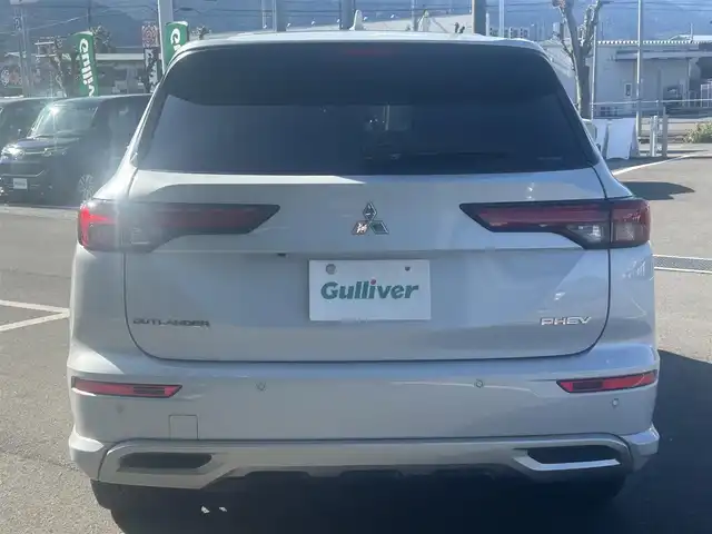 三菱 アウトランダー ＰＨＥＶ P 愛媛県 2024(令6)年 0.4万km ホワイトダイヤモンド 純正ナビ（Bluetooth/AppleCarPlaｙ）/アラウンドビューモニター/ヘッドアップディスプレイ/BOSE製スピーカー/マイパイロット/マッサージ機能（D/N席）/置くだけ充電/全席シートヒーター（サードシート除く)/ステアリングヒーター/シートメモリー/パドルシフト/サンルーフ/パワーシート/純正20インチアルミホイール/純正フロアマット/前後コーナーセンサー/ダウンヒルアシストコントロール/LEDヘッドライト/スマートキー×２
