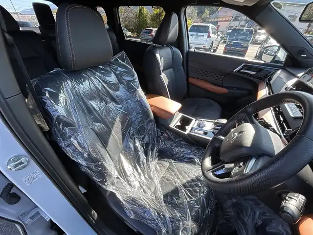 三菱 アウトランダー ＰＨＥＶ P 愛媛県 2024(令6)年 0.4万km ホワイトダイヤモンド 純正ナビ（Bluetooth/AppleCarPlaｙ）/アラウンドビューモニター/ヘッドアップディスプレイ/BOSE製スピーカー/マイパイロット/マッサージ機能（D/N席）/置くだけ充電/全席シートヒーター（サードシート除く)/ステアリングヒーター/シートメモリー/パドルシフト/サンルーフ/パワーシート/純正20インチアルミホイール/純正フロアマット/前後コーナーセンサー/ダウンヒルアシストコントロール/LEDヘッドライト/スマートキー×２