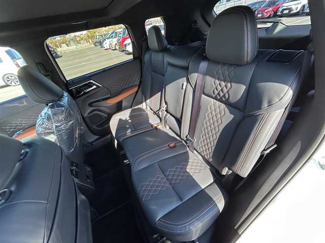 三菱 アウトランダー ＰＨＥＶ P 愛媛県 2024(令6)年 0.4万km ホワイトダイヤモンド 純正ナビ（Bluetooth/AppleCarPlaｙ）/アラウンドビューモニター/ヘッドアップディスプレイ/BOSE製スピーカー/マイパイロット/マッサージ機能（D/N席）/置くだけ充電/全席シートヒーター（サードシート除く)/ステアリングヒーター/シートメモリー/パドルシフト/サンルーフ/パワーシート/純正20インチアルミホイール/純正フロアマット/前後コーナーセンサー/ダウンヒルアシストコントロール/LEDヘッドライト/スマートキー×２