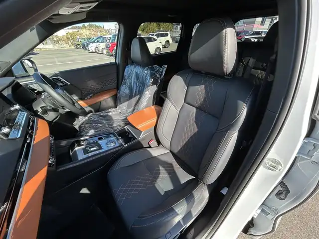 三菱 アウトランダー ＰＨＥＶ P 愛媛県 2024(令6)年 0.4万km ホワイトダイヤモンド 純正ナビ（Bluetooth/AppleCarPlaｙ）/アラウンドビューモニター/ヘッドアップディスプレイ/BOSE製スピーカー/マイパイロット/マッサージ機能（D/N席）/置くだけ充電/全席シートヒーター（サードシート除く)/ステアリングヒーター/シートメモリー/パドルシフト/サンルーフ/パワーシート/純正20インチアルミホイール/純正フロアマット/前後コーナーセンサー/ダウンヒルアシストコントロール/LEDヘッドライト/スマートキー×２