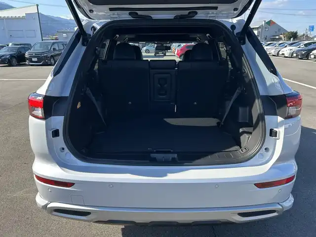 三菱 アウトランダー ＰＨＥＶ P 愛媛県 2024(令6)年 0.4万km ホワイトダイヤモンド 純正ナビ（Bluetooth/AppleCarPlaｙ）/アラウンドビューモニター/ヘッドアップディスプレイ/BOSE製スピーカー/マイパイロット/マッサージ機能（D/N席）/置くだけ充電/全席シートヒーター（サードシート除く)/ステアリングヒーター/シートメモリー/パドルシフト/サンルーフ/パワーシート/純正20インチアルミホイール/純正フロアマット/前後コーナーセンサー/ダウンヒルアシストコントロール/LEDヘッドライト/スマートキー×２