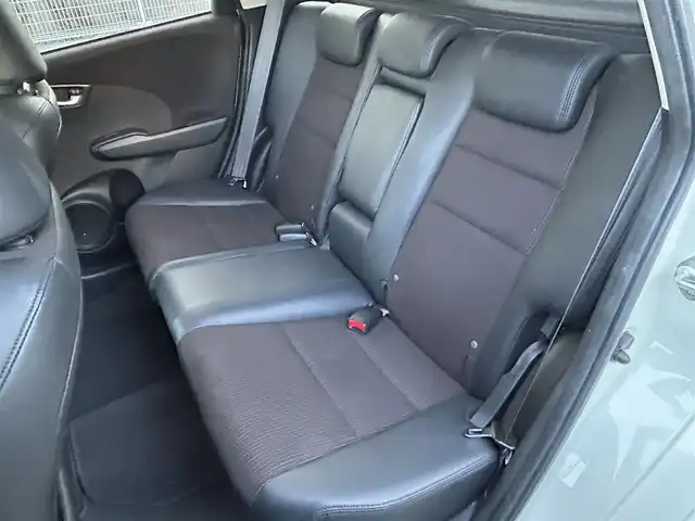 ホンダ フィット XH ファインスタイル 愛知県 2013(平25)年 6.9万km プレミアムホワイトパール 純正ナビ/(CD/DVD/ワンセグ)/シートヒーター/ハーフレザー/ビルトインETC/ドライブレコーダー/オートライト/レザーステアリング/スペアキー/保証書/取扱説明書