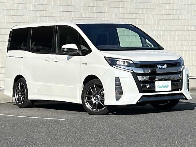 トヨタ ノア ハイブリッド Si 茨城県 2018(平30)年 5.8万km ホワイトパールクリスタルシャイン ALPINE11型ナビ【EX11NX】/(地デジTV・CD・DVD・BT・USB・ラジオ再生)/両側パワースライドドア/衝突軽減ブレーキ/クルーズコントロール/ハーフレザーシート/シートヒーター/ドライブレコーダー/バックカメラ/ETC/オートライト/LEDヘッドライト/社外18inアルミホイール＆純正AW車載/フロアマット/スマートキー