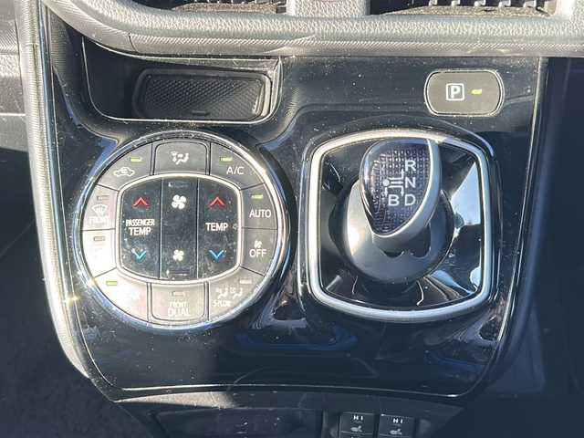 トヨタ ノア ハイブリッド Si 茨城県 2018(平30)年 5.8万km ホワイトパールクリスタルシャイン ALPINE11型ナビ【EX11NX】/(地デジTV・CD・DVD・BT・USB・ラジオ再生)/両側パワースライドドア/衝突軽減ブレーキ/クルーズコントロール/ハーフレザーシート/シートヒーター/ドライブレコーダー/バックカメラ/ETC/オートライト/LEDヘッドライト/社外18inアルミホイール＆純正AW車載/フロアマット/スマートキー