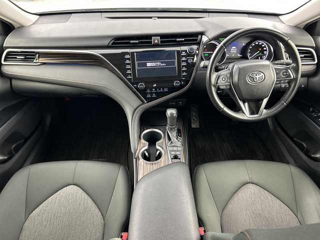 トヨタ カムリ G 愛知県 2018(平30)年 5.1万km プラチナホワイトパールマイカ 禁煙車/純正Tコネクト8インチナビ/(Bluetooth/CD/DVD/SD/USB/フルセグTV/品番：B9108)/バックカメラ/トヨタセーフティセンス/・プリクラッシュセーフティ/・レーダークルーズコントロール/・レーンキープアシスト/・オートマチックハイビーム/・パーキングサポートブレーキ/・リアクロストラフィックアラート/ビルトインETC/ドライブレコーダー/ブラインドスポットモニター/電動パーキングブレーキ/ブレーキホールド/タイヤ空気圧警報システム/車両接近通報装置/クリアランスソナー/運転席パワーシート/ステアリングリモコン/純正17インチホイール/スマートキー/プッシュスタート/LEDヘッドライト/オートライト/フロントフォグランプ/電動格納ドアミラー/ISO FIX