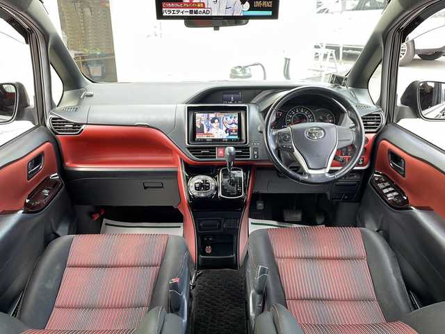 トヨタ ヴォクシー ZS 道北・旭川 2017(平29)年 12.9万km イナズマスパーキングブラックガラスフレーク 寒冷地仕様/社外ナビ/CD/DVD/SD/BT/TV/USB/社外フリップダウンモニター/MOP両側パワースライドドア/横滑り防止/オートライト/オートハイビーム/アイドリングストップ/衝突軽減ブレーキ/レーンキープアシスト/ビルトインETC/革巻きステアリング/ステアリングスイッチ/クルーズコントロール/LEDヘッドライト/フォグ/純正エンジンスターター/純正フロアマット/ドアバイザー