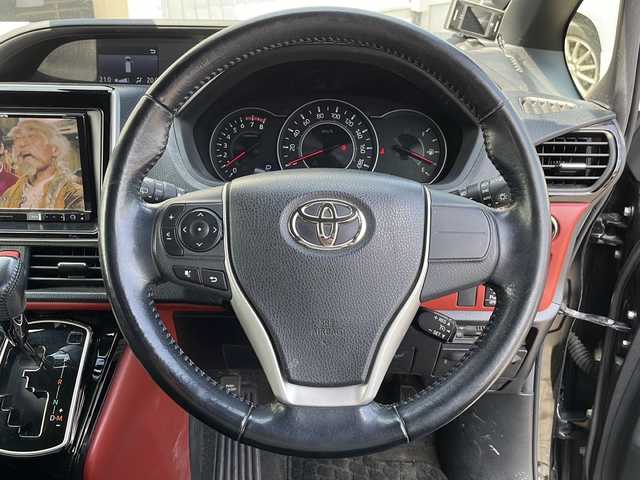トヨタ ヴォクシー ZS 道北・旭川 2017(平29)年 12.9万km イナズマスパーキングブラックガラスフレーク 寒冷地仕様/社外ナビ/CD/DVD/SD/BT/TV/USB/社外フリップダウンモニター/MOP両側パワースライドドア/横滑り防止/オートライト/オートハイビーム/アイドリングストップ/衝突軽減ブレーキ/レーンキープアシスト/ビルトインETC/革巻きステアリング/ステアリングスイッチ/クルーズコントロール/LEDヘッドライト/フォグ/純正エンジンスターター/純正フロアマット/ドアバイザー