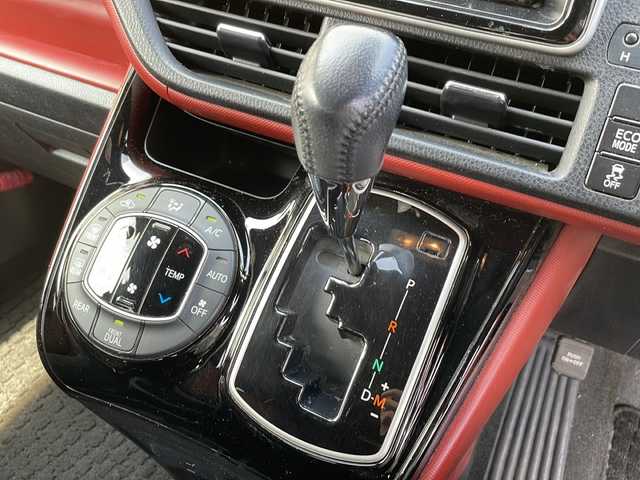トヨタ ヴォクシー ZS 道北・旭川 2017(平29)年 12.9万km イナズマスパーキングブラックガラスフレーク 寒冷地仕様/社外ナビ/CD/DVD/SD/BT/TV/USB/社外フリップダウンモニター/MOP両側パワースライドドア/横滑り防止/オートライト/オートハイビーム/アイドリングストップ/衝突軽減ブレーキ/レーンキープアシスト/ビルトインETC/革巻きステアリング/ステアリングスイッチ/クルーズコントロール/LEDヘッドライト/フォグ/純正エンジンスターター/純正フロアマット/ドアバイザー
