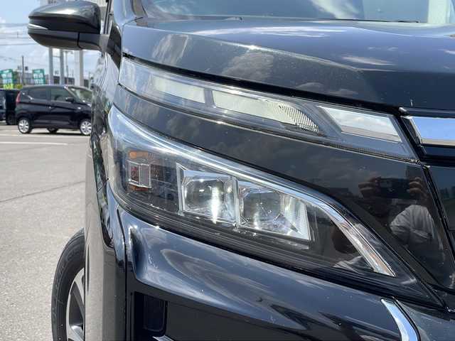 トヨタ ヴォクシー ZS 道北・旭川 2017(平29)年 12.9万km イナズマスパーキングブラックガラスフレーク 寒冷地仕様/社外ナビ/CD/DVD/SD/BT/TV/USB/社外フリップダウンモニター/MOP両側パワースライドドア/横滑り防止/オートライト/オートハイビーム/アイドリングストップ/衝突軽減ブレーキ/レーンキープアシスト/ビルトインETC/革巻きステアリング/ステアリングスイッチ/クルーズコントロール/LEDヘッドライト/フォグ/純正エンジンスターター/純正フロアマット/ドアバイザー