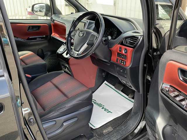 トヨタ ヴォクシー ZS 道北・旭川 2017(平29)年 12.9万km イナズマスパーキングブラックガラスフレーク 寒冷地仕様/社外ナビ/CD/DVD/SD/BT/TV/USB/社外フリップダウンモニター/MOP両側パワースライドドア/横滑り防止/オートライト/オートハイビーム/アイドリングストップ/衝突軽減ブレーキ/レーンキープアシスト/ビルトインETC/革巻きステアリング/ステアリングスイッチ/クルーズコントロール/LEDヘッドライト/フォグ/純正エンジンスターター/純正フロアマット/ドアバイザー