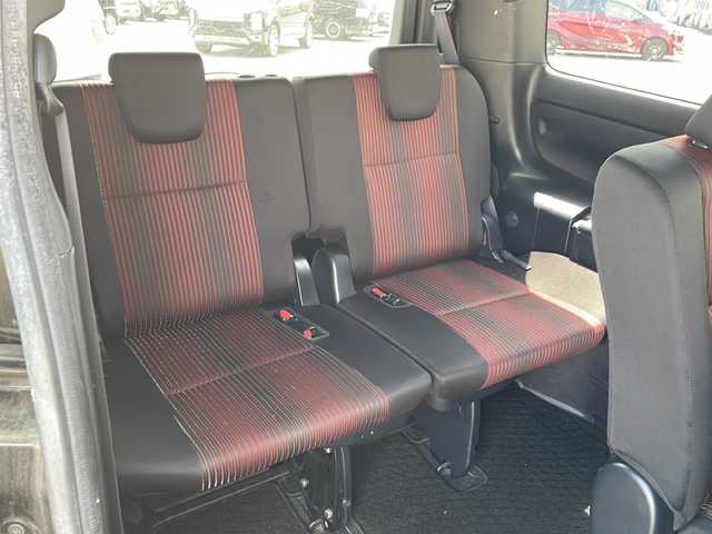 トヨタ ヴォクシー ZS 道北・旭川 2017(平29)年 12.9万km イナズマスパーキングブラックガラスフレーク 寒冷地仕様/社外ナビ/CD/DVD/SD/BT/TV/USB/社外フリップダウンモニター/MOP両側パワースライドドア/横滑り防止/オートライト/オートハイビーム/アイドリングストップ/衝突軽減ブレーキ/レーンキープアシスト/ビルトインETC/革巻きステアリング/ステアリングスイッチ/クルーズコントロール/LEDヘッドライト/フォグ/純正エンジンスターター/純正フロアマット/ドアバイザー