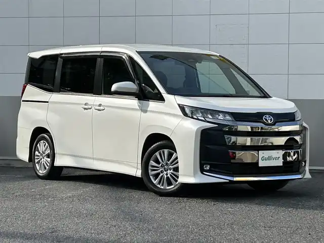 トヨタ ノア S－G 東京都 2023(令5)年 2.1万km ホワイトパールクリスタルシャイン 純正ナビ/バックカメラ/プリクラッシュセーフティ/レーンディパーチャーアラート/レーダークルーズコントロール/レーントレーシングアシスト/ロードサインアシスト/オートマチックハイビーム/プロアクティブドライビングアシスト/両側パワースライドドア/コーナーセンサー/ステアリングスイッチ/純正16インチアルミホイール/LEDヘッドライト/フォグランプ/オートライト/プッシュスタート/スマートキー/純正ドアバイザー/純正フロアマット/ウィンカーミラー/ドアバイザー