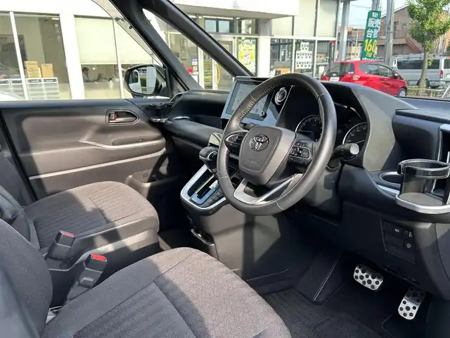 トヨタ ノア S－G 東京都 2023(令5)年 2.1万km ホワイトパールクリスタルシャイン 純正ナビ/バックカメラ/プリクラッシュセーフティ/レーンディパーチャーアラート/レーダークルーズコントロール/レーントレーシングアシスト/ロードサインアシスト/オートマチックハイビーム/プロアクティブドライビングアシスト/両側パワースライドドア/コーナーセンサー/ステアリングスイッチ/純正16インチアルミホイール/LEDヘッドライト/フォグランプ/オートライト/プッシュスタート/スマートキー/純正ドアバイザー/純正フロアマット/ウィンカーミラー/ドアバイザー