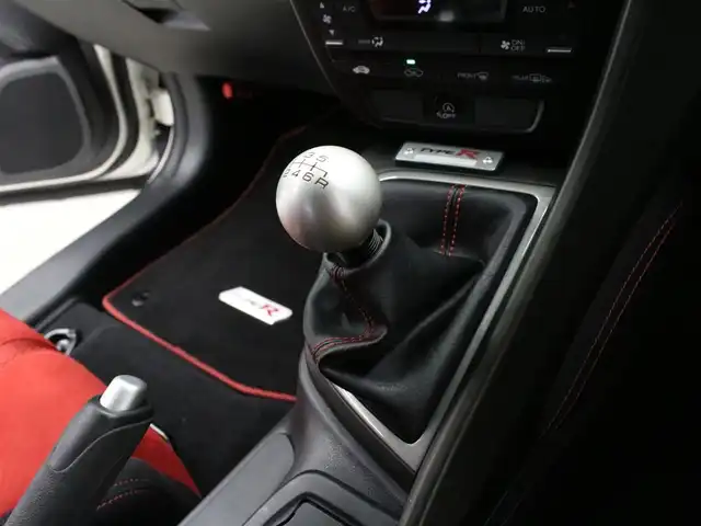 ホンダ シビック タイプR 三重県 2016(平28)年 1.9万km チャンピオンシップホワイト 6MT/純正ナビ（VXM-165VFi)/　フルセグTV/CD/DVD/Bluetooth/バックカメラ/ETC/LEDヘッドライト/フォグランプ/オートライト/クルーズコントロール/ステアリングリモコン/ブレンボキャリパー/シートリフター /センターコンソール/19インチアルミホイール/オートエアコン