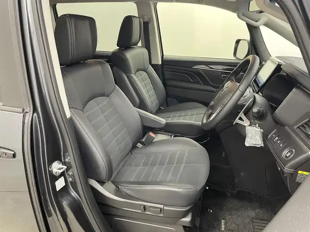 三菱 デリカＤ：５ シャモニー 埼玉県 2024(令6)年 0.3万km グラファイトグレーメタリック/ブラックマイカ 純正１０．１インチナビ　マルチアラウンドモニター　ＢＳＭ　電動ステップ　ドラレコ　ｅアシスト　レーダークルーズコントロール　シートヒーター　ＡＣ１００Ｖ　純正アルミホイール　オートハイビーム　ＬＥＤ