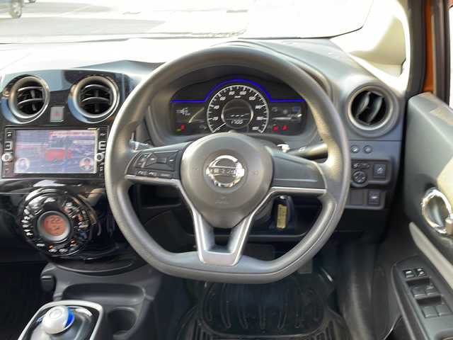 日産 ノート e－パワー X 新潟県 2016(平28)年 3.1万km プレミアムコロナオレンジ 純正SDナビ/(AM/FM/CD/DVD/SD/フルセグ/Bluetooth)/全方位モニター/前方ドライブレコーダー/デジタルインナーミラー/HIDオートライト/社外アルミホイール付冬タイヤ積込/(185/70/R14/6mm)/衝突被害軽減ブレーキ/横滑り防止装置/ステアリングリモコン/純正フロアマット/ドアバイザー/スマートキー/ETC