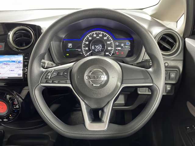 日産 ノート e－パワー X 広島県 2018(平30)年 5.2万km スーパーブラック 純正ナビ/アラウンドビューモニター/インテリジェントルームミラー/ドラレコ/ＥＴＣ２．０/コーナーセンサー/衝突軽減/レーンキープ/ＬＥＤヘッドライト/フルセグＴＶ/ＤＶＤ/オートライト/スマートキー/エアバッグ(運転席/助手席)/純正15インチアルミホイール(185/65/R15)