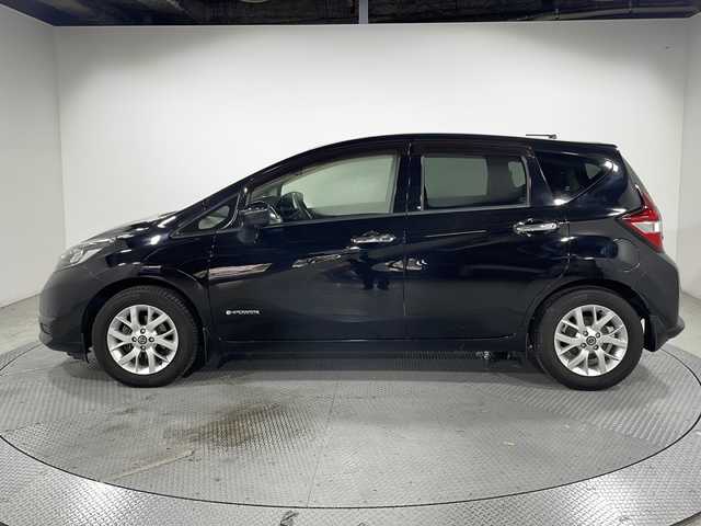 日産 ノート e－パワー X 広島県 2018(平30)年 5.2万km スーパーブラック 純正ナビ/アラウンドビューモニター/インテリジェントルームミラー/ドラレコ/ＥＴＣ２．０/コーナーセンサー/衝突軽減/レーンキープ/ＬＥＤヘッドライト/フルセグＴＶ/ＤＶＤ/オートライト/スマートキー/エアバッグ(運転席/助手席)/純正15インチアルミホイール(185/65/R15)