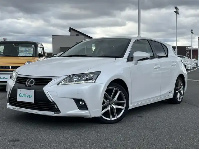 レクサス ＣＴ 200h クールツーリングスタイル 奈良県 2017(平29)年 2.5万km ソニッククォーツ 純正ナビ（B9109）/（フルセグ/BT/CD/DVD）/クルーズコントロール/パドルシフト/バックカメラ/前後コーナーセンサー/ハーフレザーシート（黒X赤）/前席パワーシート/前席シートヒーター/LEDヘッドライト/ステアリングスイッチ/オートライト/ETC2.0/純正17インチAW