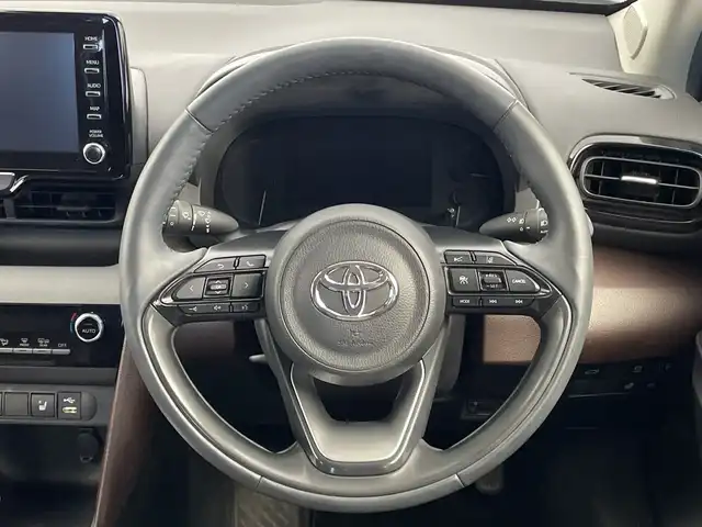 トヨタ ヤリスクロス ハイブリッド Z 新潟県 2022(令4)年 4.6万km ベージュ 純正ディスプレイオーディオ/フルセグ/パノラミックビューモニター/ステアリングヒーター/トヨタセーフティセンス/・プリクラッシュセーフティ/・レーダークルーズコントロール/・レーンキープアシスト/・オートマチックハイビーム/ブラインドスポットモニター/LEDオートライト/ドライブレコーダー/ハーフレザーシート/前席シートヒーター/ドライブレコーダー/プッシュスタート/スマートキー/純正フロアマット
