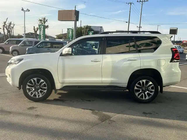 トヨタ ランドクルーザー プラド TX Lパッケージ 愛媛県 2023(令5)年 3.9万km ホワイトパールクリスタルシャイン ワンオーナー/純正ナビ（Bluetooth/フルセグTV）/アラウンドビューモニター/デジタルインナーミラー/TRDプッシュスタートボタン/電動格納サードシート/ETC2.0/電子インナーミラー型ドライブレコーダー/パワーシート/シートヒーター/シートベンチレーション/サンルーフ/アダプティブクルーズコントロール/スペアキー（スマートキー）/純正フロアマット/純正19インチアルミホイール/ルーフレール/センターデフロック/ダウンヒルアシストコントロール/LEDヘッドライト/フォグランプ/スペアタイヤ/保証書/取扱説明書/ナビ取説