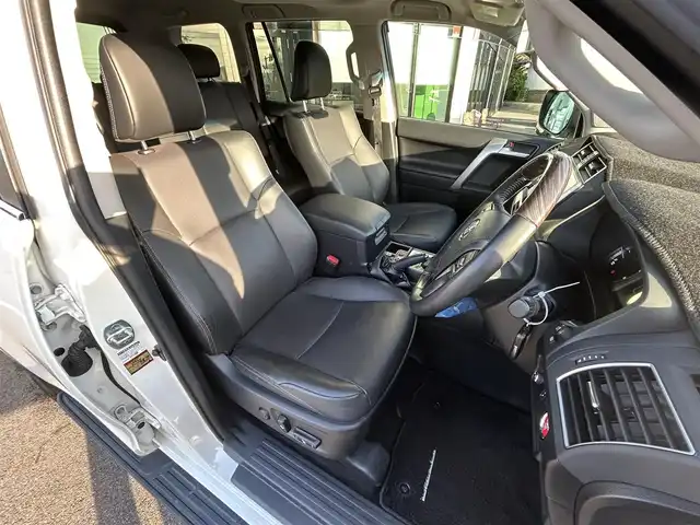 トヨタ ランドクルーザー プラド TX Lパッケージ 愛媛県 2023(令5)年 3.9万km ホワイトパールクリスタルシャイン ワンオーナー/純正ナビ（Bluetooth/フルセグTV）/アラウンドビューモニター/デジタルインナーミラー/TRDプッシュスタートボタン/電動格納サードシート/ETC2.0/電子インナーミラー型ドライブレコーダー/パワーシート/シートヒーター/シートベンチレーション/サンルーフ/アダプティブクルーズコントロール/スペアキー（スマートキー）/純正フロアマット/純正19インチアルミホイール/ルーフレール/センターデフロック/ダウンヒルアシストコントロール/LEDヘッドライト/フォグランプ/スペアタイヤ/保証書/取扱説明書/ナビ取説