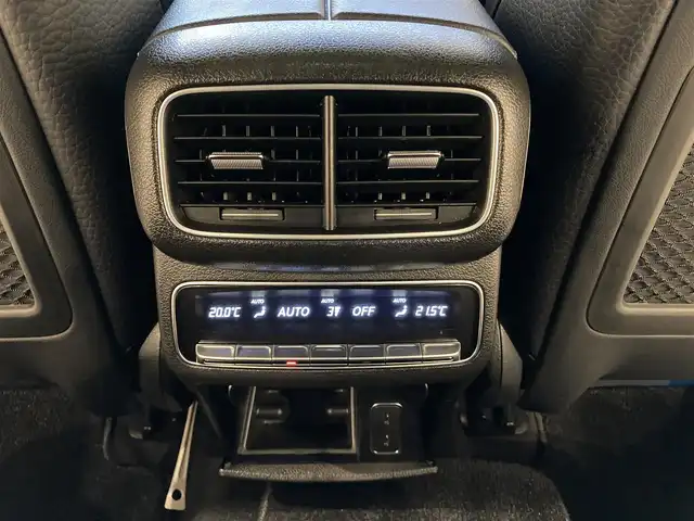 メルセデス・ベンツ ＧＬＳ４００ｄ 4マチック AMGライン 熊本県 2022(令4)年 5万km ダイヤモンドホワイト ・スマートキー/・プッシュスタート/・パノラマサンルーフ/・アクティブステアリングアシスト/・アクティブレーンキーピングアシスト/・道路標識アシスト/・アクティブブレーキアシスト/・アテンションアシスト/・ブラインドスポットモニター/・レーンチェンジアシスト/・インテリジェントライトシステム/・DSR/・クルーズコントロール(追従式)/・黒革シート/・全席パワーシート/・前席エアシート/・全席シートヒーター/・純正メモリナビ/　【Bluetooth・USB・AppleCarPlay・AndroidAuto】/・Burmesterサウンドシステム/・フルセグTV/・全方位カメラ/・ETC2.0/・hot&coolサウンドシステム/・パワーバックドア/・LEDヘッドランプ/・純正マット