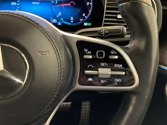 メルセデス・ベンツ ＧＬＳ４００ｄ 4マチック AMGライン 熊本県 2022(令4)年 5万km ダイヤモンドホワイト ・スマートキー/・プッシュスタート/・パノラマサンルーフ/・アクティブステアリングアシスト/・アクティブレーンキーピングアシスト/・道路標識アシスト/・アクティブブレーキアシスト/・アテンションアシスト/・ブラインドスポットモニター/・レーンチェンジアシスト/・インテリジェントライトシステム/・DSR/・クルーズコントロール(追従式)/・黒革シート/・全席パワーシート/・前席エアシート/・全席シートヒーター/・純正メモリナビ/　【Bluetooth・USB・AppleCarPlay・AndroidAuto】/・Burmesterサウンドシステム/・フルセグTV/・全方位カメラ/・ETC2.0/・hot&coolサウンドシステム/・パワーバックドア/・LEDヘッドランプ/・純正マット