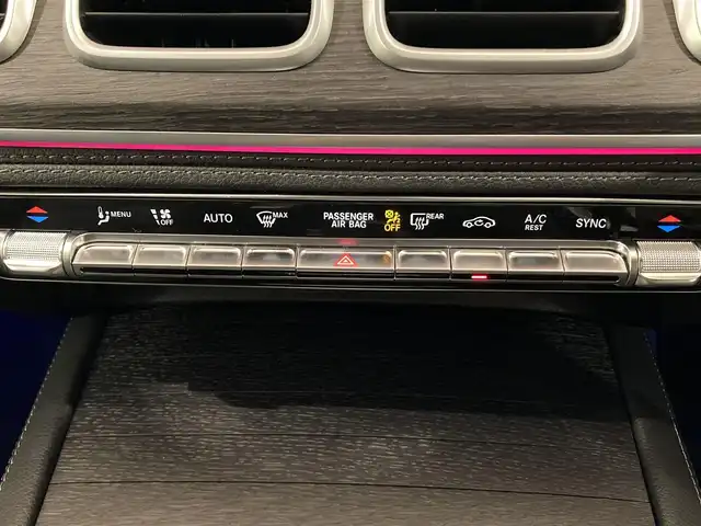 メルセデス・ベンツ ＧＬＳ４００ｄ 4マチック AMGライン 熊本県 2022(令4)年 5万km ダイヤモンドホワイト ・スマートキー/・プッシュスタート/・パノラマサンルーフ/・アクティブステアリングアシスト/・アクティブレーンキーピングアシスト/・道路標識アシスト/・アクティブブレーキアシスト/・アテンションアシスト/・ブラインドスポットモニター/・レーンチェンジアシスト/・インテリジェントライトシステム/・DSR/・クルーズコントロール(追従式)/・黒革シート/・全席パワーシート/・前席エアシート/・全席シートヒーター/・純正メモリナビ/　【Bluetooth・USB・AppleCarPlay・AndroidAuto】/・Burmesterサウンドシステム/・フルセグTV/・全方位カメラ/・ETC2.0/・hot&coolサウンドシステム/・パワーバックドア/・LEDヘッドランプ/・純正マット