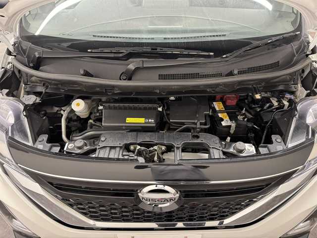 日産 ルークス HWS X プロパイロットED 三重県 2020(令2)年 1.2万km ホワイトパール S-HYBRID/FF/インパネCVT/純正 9インチナビ MM319D-L/（iPod/SD/FM/AM/TV/WALKMAN/USB/Bluetooth/CD/DVD/MUSIC STOCKER/VTR/AUX/ドラレコ）/アラウンドビューモニター（移動物検知機能付）/両側ハンズフリーオートスライドドア/ドライブレコーダー 前方（ナビ連動）/安全/・インテリジェント エマージェンシーブレーキ/・プロパイロット/・インテリジェント LI（車線逸脱防止支援システム）＋LDW（車線逸脱警報）/・インテリジェント DA（ふらつき警報）/・インテリジェント FCW（前方衝突予測警報）/・フロント & バックソナー/・標識検知機能（進入禁止、最高速度、一時停止）/・先行車発進お知らせ/・SOSコール/・ハイビームアシスト/装備/・オートエアコン/・リヤシーリングファン/・オートライト/・LED ヘッドライト＋フロントフォグライト/・ステアリングスイッチ/・プッシュスタート/・電動格納ドアミラー/・純正 14inAW/・インテリジェントキーx2/など