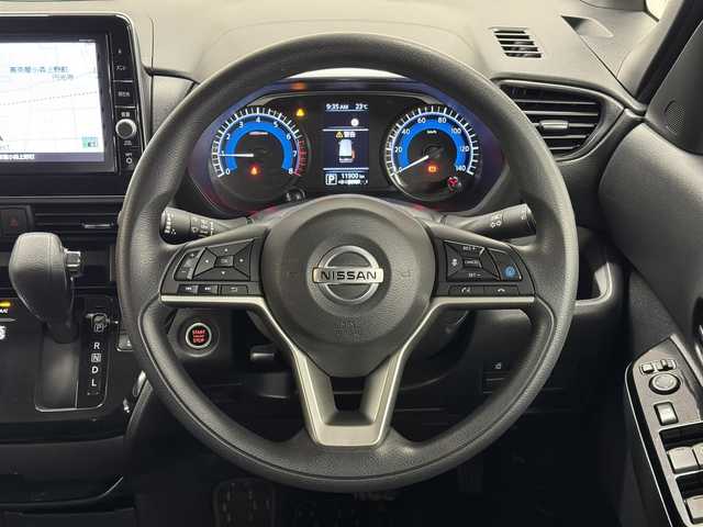 日産 ルークス HWS X プロパイロットED 三重県 2020(令2)年 1.2万km ホワイトパール S-HYBRID/FF/インパネCVT/純正 9インチナビ MM319D-L/（iPod/SD/FM/AM/TV/WALKMAN/USB/Bluetooth/CD/DVD/MUSIC STOCKER/VTR/AUX/ドラレコ）/アラウンドビューモニター（移動物検知機能付）/両側ハンズフリーオートスライドドア/ドライブレコーダー 前方（ナビ連動）/安全/・インテリジェント エマージェンシーブレーキ/・プロパイロット/・インテリジェント LI（車線逸脱防止支援システム）＋LDW（車線逸脱警報）/・インテリジェント DA（ふらつき警報）/・インテリジェント FCW（前方衝突予測警報）/・フロント & バックソナー/・標識検知機能（進入禁止、最高速度、一時停止）/・先行車発進お知らせ/・SOSコール/・ハイビームアシスト/装備/・オートエアコン/・リヤシーリングファン/・オートライト/・LED ヘッドライト＋フロントフォグライト/・ステアリングスイッチ/・プッシュスタート/・電動格納ドアミラー/・純正 14inAW/・インテリジェントキーx2/など