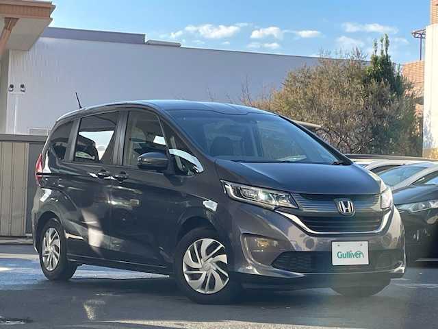 ホンダ フリード G ホンダセンシング 東京都 2019(令1)年 8.7万km モダンスティールM ホンダセンシング/純正HDDナビ フルセグTV/CD DVD Bluetooth/フリップダウンモニター/バックカメラ/両側パワースライドドア/レーダークルーズコントロール/衝突被害軽減ブレーキ/歩行者事故軽減ステアリング/車線維持機能支援システム/路外逸脱抑制機能/先行車発進お知らせ機能/標識認識機能/ETC/ドライブレコーダー/２列目キャプテンシート/マルチインフォメーションディスプレイ/ウレタン製ステアリング/ステアリングスイッチ（オーディオ）/ホワイト木目調インパネ/パニティミラー/モカファブリック/オートエアコン/アルミホイール付スタッドレスタイヤ車載/保証書＆取扱説明書