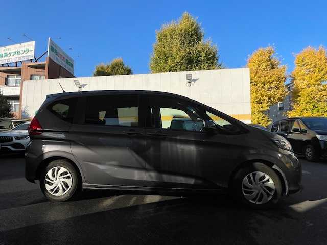 ホンダ フリード G ホンダセンシング 東京都 2019(令1)年 8.7万km モダンスティールM ホンダセンシング/純正HDDナビ フルセグTV/CD DVD Bluetooth/フリップダウンモニター/バックカメラ/両側パワースライドドア/レーダークルーズコントロール/衝突被害軽減ブレーキ/歩行者事故軽減ステアリング/車線維持機能支援システム/路外逸脱抑制機能/先行車発進お知らせ機能/標識認識機能/ETC/ドライブレコーダー/２列目キャプテンシート/マルチインフォメーションディスプレイ/ウレタン製ステアリング/ステアリングスイッチ（オーディオ）/ホワイト木目調インパネ/パニティミラー/モカファブリック/オートエアコン/アルミホイール付スタッドレスタイヤ車載/保証書＆取扱説明書