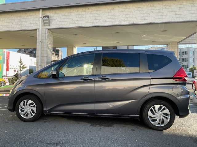 ホンダ フリード G ホンダセンシング 東京都 2019(令1)年 8.7万km モダンスティールM ホンダセンシング/純正HDDナビ フルセグTV/CD DVD Bluetooth/フリップダウンモニター/バックカメラ/両側パワースライドドア/レーダークルーズコントロール/衝突被害軽減ブレーキ/歩行者事故軽減ステアリング/車線維持機能支援システム/路外逸脱抑制機能/先行車発進お知らせ機能/標識認識機能/ETC/ドライブレコーダー/２列目キャプテンシート/マルチインフォメーションディスプレイ/ウレタン製ステアリング/ステアリングスイッチ（オーディオ）/ホワイト木目調インパネ/パニティミラー/モカファブリック/オートエアコン/アルミホイール付スタッドレスタイヤ車載/保証書＆取扱説明書