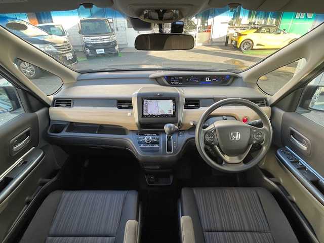 ホンダ フリード G ホンダセンシング 東京都 2019(令1)年 8.7万km モダンスティールM ホンダセンシング/純正HDDナビ フルセグTV/CD DVD Bluetooth/フリップダウンモニター/バックカメラ/両側パワースライドドア/レーダークルーズコントロール/衝突被害軽減ブレーキ/歩行者事故軽減ステアリング/車線維持機能支援システム/路外逸脱抑制機能/先行車発進お知らせ機能/標識認識機能/ETC/ドライブレコーダー/２列目キャプテンシート/マルチインフォメーションディスプレイ/ウレタン製ステアリング/ステアリングスイッチ（オーディオ）/ホワイト木目調インパネ/パニティミラー/モカファブリック/オートエアコン/アルミホイール付スタッドレスタイヤ車載/保証書＆取扱説明書