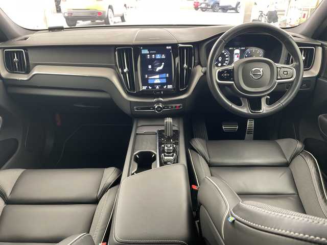 ボルボ ＸＣ６０ B6 AWD Rデザイン 兵庫県 2021(令3)年 2.1万km パール ・純正ナビ/・AM・FM・USB・Tpod・spotify/・フルセグTV/・BT/・Apple Car Play・AndroidAuto/・全方位カメラ/・全席シートヒーター/・前席パワーシート/・ETC/・純正ドライブレコーダー/・左右独立エアコン/・後席エアコン/・パノラマルーフ/・電子パーキングブレーキ/・オートブレーキホールド/・４WD/・ヘッドアップディスプレイ/・パーキングアシスト/・縦列時自動発車/・コーナリングライト/・アクティブベンディングライト/・レーンキープアシスト/・ロードサインアシスト/・ブラインドスポットモニター/・車間警告/・クロストラフィックアラート/・衝突回避/・レーダークルーズコントロール/・harman/kardonサウンド/・パワーバックドア/・オートワイパー/・純正フロアマット/・純正アルミ/・取扱説明書/・保証書/・スペアキー