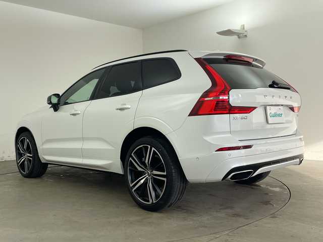 ボルボ ＸＣ６０ B6 AWD Rデザイン 兵庫県 2021(令3)年 2.1万km パール ・純正ナビ/・AM・FM・USB・Tpod・spotify/・フルセグTV/・BT/・Apple Car Play・AndroidAuto/・全方位カメラ/・全席シートヒーター/・前席パワーシート/・ETC/・純正ドライブレコーダー/・左右独立エアコン/・後席エアコン/・パノラマルーフ/・電子パーキングブレーキ/・オートブレーキホールド/・４WD/・ヘッドアップディスプレイ/・パーキングアシスト/・縦列時自動発車/・コーナリングライト/・アクティブベンディングライト/・レーンキープアシスト/・ロードサインアシスト/・ブラインドスポットモニター/・車間警告/・クロストラフィックアラート/・衝突回避/・レーダークルーズコントロール/・harman/kardonサウンド/・パワーバックドア/・オートワイパー/・純正フロアマット/・純正アルミ/・取扱説明書/・保証書/・スペアキー