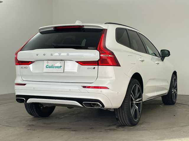 ボルボ ＸＣ６０ B6 AWD Rデザイン 兵庫県 2021(令3)年 2.1万km パール ・純正ナビ/・AM・FM・USB・Tpod・spotify/・フルセグTV/・BT/・Apple Car Play・AndroidAuto/・全方位カメラ/・全席シートヒーター/・前席パワーシート/・ETC/・純正ドライブレコーダー/・左右独立エアコン/・後席エアコン/・パノラマルーフ/・電子パーキングブレーキ/・オートブレーキホールド/・４WD/・ヘッドアップディスプレイ/・パーキングアシスト/・縦列時自動発車/・コーナリングライト/・アクティブベンディングライト/・レーンキープアシスト/・ロードサインアシスト/・ブラインドスポットモニター/・車間警告/・クロストラフィックアラート/・衝突回避/・レーダークルーズコントロール/・harman/kardonサウンド/・パワーバックドア/・オートワイパー/・純正フロアマット/・純正アルミ/・取扱説明書/・保証書/・スペアキー