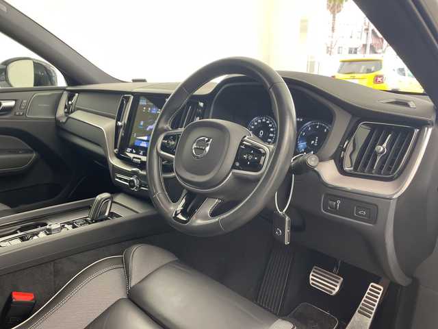 ボルボ ＸＣ６０ B6 AWD Rデザイン 兵庫県 2021(令3)年 2.1万km パール ・純正ナビ/・AM・FM・USB・Tpod・spotify/・フルセグTV/・BT/・Apple Car Play・AndroidAuto/・全方位カメラ/・全席シートヒーター/・前席パワーシート/・ETC/・純正ドライブレコーダー/・左右独立エアコン/・後席エアコン/・パノラマルーフ/・電子パーキングブレーキ/・オートブレーキホールド/・４WD/・ヘッドアップディスプレイ/・パーキングアシスト/・縦列時自動発車/・コーナリングライト/・アクティブベンディングライト/・レーンキープアシスト/・ロードサインアシスト/・ブラインドスポットモニター/・車間警告/・クロストラフィックアラート/・衝突回避/・レーダークルーズコントロール/・harman/kardonサウンド/・パワーバックドア/・オートワイパー/・純正フロアマット/・純正アルミ/・取扱説明書/・保証書/・スペアキー