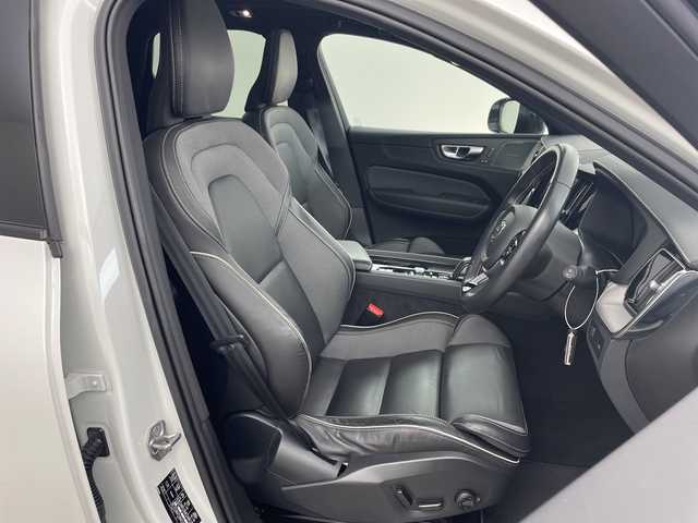 ボルボ ＸＣ６０ B6 AWD Rデザイン 兵庫県 2021(令3)年 2.1万km パール ・純正ナビ/・AM・FM・USB・Tpod・spotify/・フルセグTV/・BT/・Apple Car Play・AndroidAuto/・全方位カメラ/・全席シートヒーター/・前席パワーシート/・ETC/・純正ドライブレコーダー/・左右独立エアコン/・後席エアコン/・パノラマルーフ/・電子パーキングブレーキ/・オートブレーキホールド/・４WD/・ヘッドアップディスプレイ/・パーキングアシスト/・縦列時自動発車/・コーナリングライト/・アクティブベンディングライト/・レーンキープアシスト/・ロードサインアシスト/・ブラインドスポットモニター/・車間警告/・クロストラフィックアラート/・衝突回避/・レーダークルーズコントロール/・harman/kardonサウンド/・パワーバックドア/・オートワイパー/・純正フロアマット/・純正アルミ/・取扱説明書/・保証書/・スペアキー