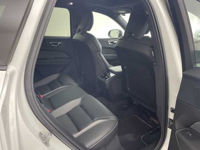 ボルボ ＸＣ６０ B6 AWD Rデザイン 兵庫県 2021(令3)年 2.1万km パール ・純正ナビ/・AM・FM・USB・Tpod・spotify/・フルセグTV/・BT/・Apple Car Play・AndroidAuto/・全方位カメラ/・全席シートヒーター/・前席パワーシート/・ETC/・純正ドライブレコーダー/・左右独立エアコン/・後席エアコン/・パノラマルーフ/・電子パーキングブレーキ/・オートブレーキホールド/・４WD/・ヘッドアップディスプレイ/・パーキングアシスト/・縦列時自動発車/・コーナリングライト/・アクティブベンディングライト/・レーンキープアシスト/・ロードサインアシスト/・ブラインドスポットモニター/・車間警告/・クロストラフィックアラート/・衝突回避/・レーダークルーズコントロール/・harman/kardonサウンド/・パワーバックドア/・オートワイパー/・純正フロアマット/・純正アルミ/・取扱説明書/・保証書/・スペアキー