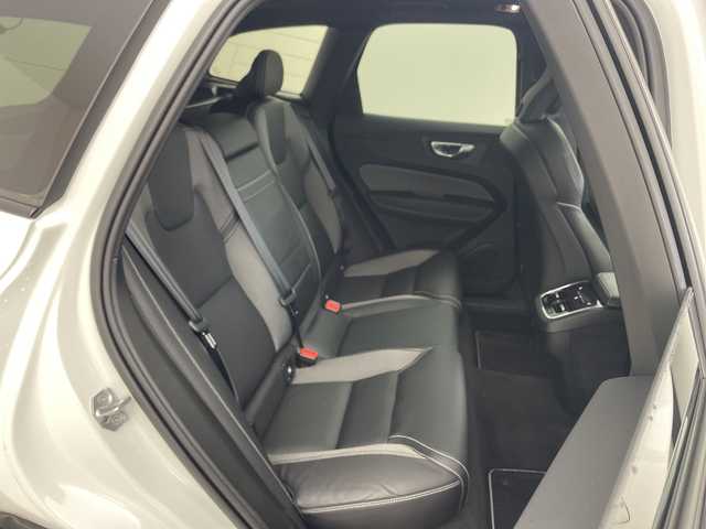 ボルボ ＸＣ６０ B6 AWD Rデザイン 兵庫県 2021(令3)年 2.1万km パール ・純正ナビ/・AM・FM・USB・Tpod・spotify/・フルセグTV/・BT/・Apple Car Play・AndroidAuto/・全方位カメラ/・全席シートヒーター/・前席パワーシート/・ETC/・純正ドライブレコーダー/・左右独立エアコン/・後席エアコン/・パノラマルーフ/・電子パーキングブレーキ/・オートブレーキホールド/・４WD/・ヘッドアップディスプレイ/・パーキングアシスト/・縦列時自動発車/・コーナリングライト/・アクティブベンディングライト/・レーンキープアシスト/・ロードサインアシスト/・ブラインドスポットモニター/・車間警告/・クロストラフィックアラート/・衝突回避/・レーダークルーズコントロール/・harman/kardonサウンド/・パワーバックドア/・オートワイパー/・純正フロアマット/・純正アルミ/・取扱説明書/・保証書/・スペアキー