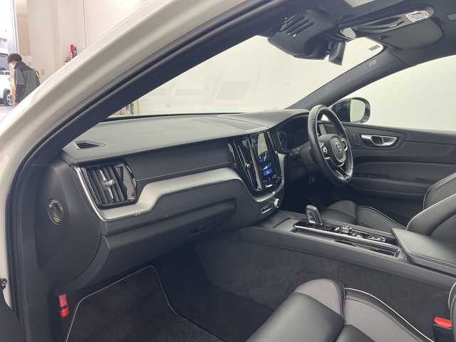 ボルボ ＸＣ６０ B6 AWD Rデザイン 兵庫県 2021(令3)年 2.1万km パール ・純正ナビ/・AM・FM・USB・Tpod・spotify/・フルセグTV/・BT/・Apple Car Play・AndroidAuto/・全方位カメラ/・全席シートヒーター/・前席パワーシート/・ETC/・純正ドライブレコーダー/・左右独立エアコン/・後席エアコン/・パノラマルーフ/・電子パーキングブレーキ/・オートブレーキホールド/・４WD/・ヘッドアップディスプレイ/・パーキングアシスト/・縦列時自動発車/・コーナリングライト/・アクティブベンディングライト/・レーンキープアシスト/・ロードサインアシスト/・ブラインドスポットモニター/・車間警告/・クロストラフィックアラート/・衝突回避/・レーダークルーズコントロール/・harman/kardonサウンド/・パワーバックドア/・オートワイパー/・純正フロアマット/・純正アルミ/・取扱説明書/・保証書/・スペアキー