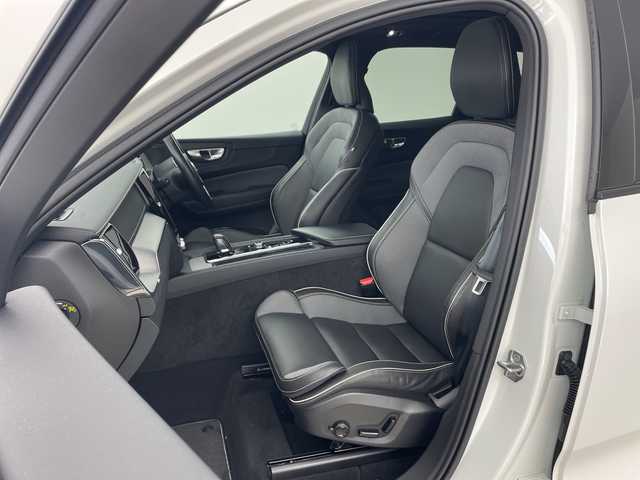 ボルボ ＸＣ６０ B6 AWD Rデザイン 兵庫県 2021(令3)年 2.1万km パール ・純正ナビ/・AM・FM・USB・Tpod・spotify/・フルセグTV/・BT/・Apple Car Play・AndroidAuto/・全方位カメラ/・全席シートヒーター/・前席パワーシート/・ETC/・純正ドライブレコーダー/・左右独立エアコン/・後席エアコン/・パノラマルーフ/・電子パーキングブレーキ/・オートブレーキホールド/・４WD/・ヘッドアップディスプレイ/・パーキングアシスト/・縦列時自動発車/・コーナリングライト/・アクティブベンディングライト/・レーンキープアシスト/・ロードサインアシスト/・ブラインドスポットモニター/・車間警告/・クロストラフィックアラート/・衝突回避/・レーダークルーズコントロール/・harman/kardonサウンド/・パワーバックドア/・オートワイパー/・純正フロアマット/・純正アルミ/・取扱説明書/・保証書/・スペアキー